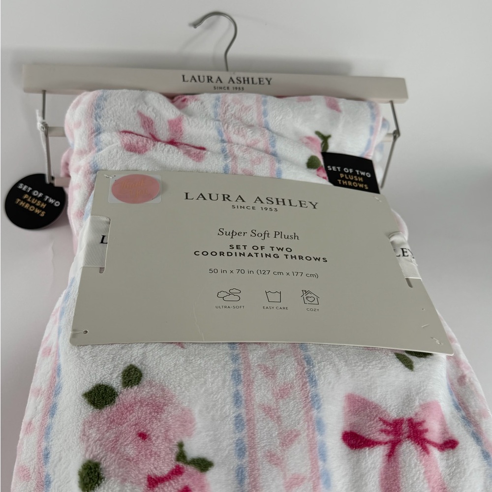 π πΈLaura Ashley Set of TWO Pink Plush Coordinating Throws NWT ~ π BOWS & πΈROSES - Picture 9 of 16